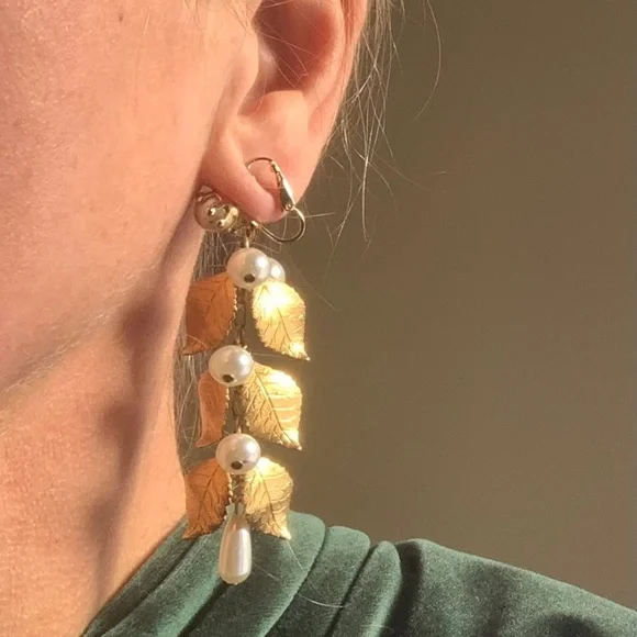 Vintage clip-on leafy EARRINGS - Picture 2 of 4